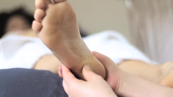 Shot of Reflexology Practitioner Presionando la raíz del pie — Vídeos de Stock