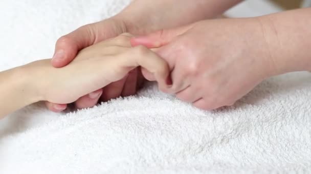 Schot van Hand massagebehandeling — Stockvideo