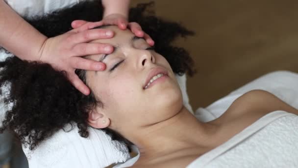 Shot of Face Masaje por terapeuta en el spa de salud — Vídeos de Stock