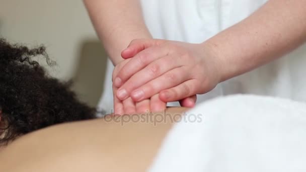 Massagem nas costas e couro cabeludo — Vídeo de Stock