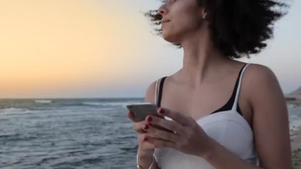 Schot van authentieke model met afro kapsel op het strand — Stockvideo