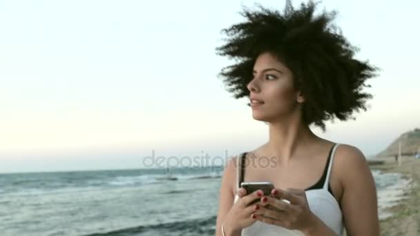 Крутая молодая женщина держит мобильный телефон — стоковое видео
