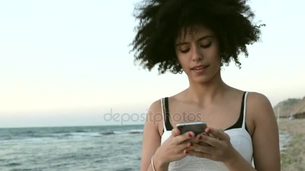 Feminino hipster segurando telefone celular — Vídeo de Stock