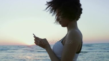 Atış profili olan genç kadın kıvırcık afro saç modeli manifatura