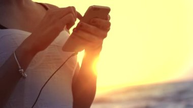 Kadın atış ile smartphone sahilde