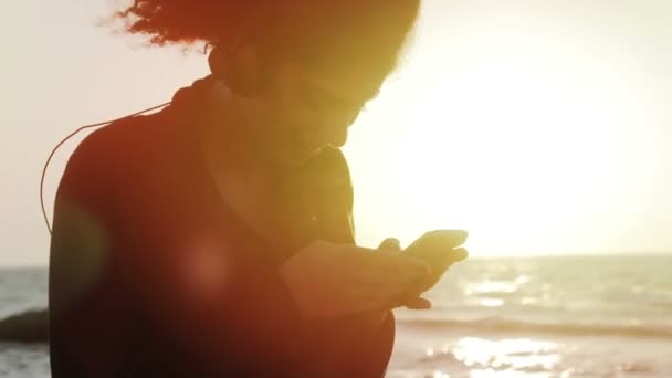 Müzik ilham Smartphone kullanarak açık atış — Stok video