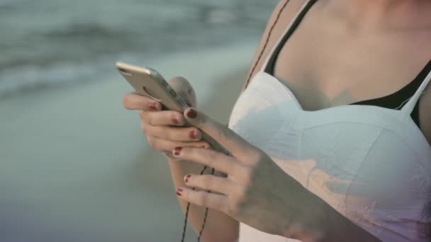 Colpo di donna con smartphone sulla riva — Video Stock