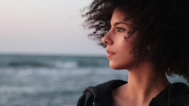 Shot de mujer joven con peinado afro mirar a la cámara — Vídeo de stock