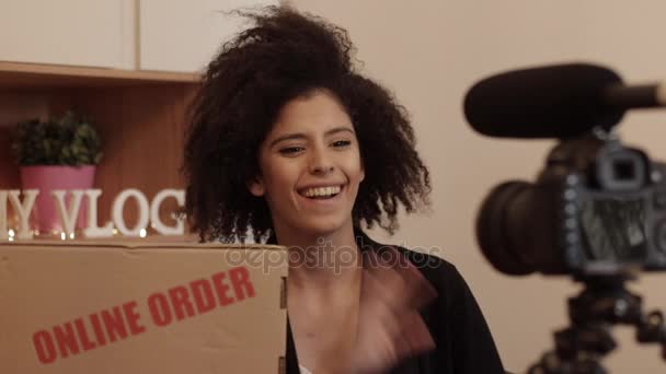 Schot van Vlogger schieten product herziening van haar online bestellen — Stockvideo
