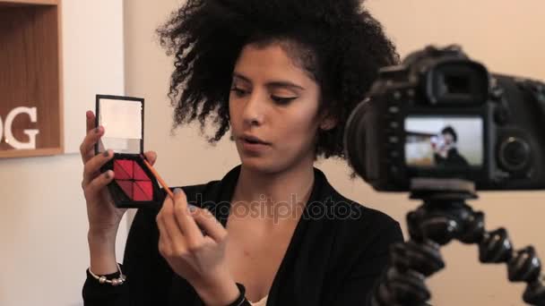 Colpo di trucco vlogger influencer creazione di spiegatore di prodotti cosmetici — Video Stock