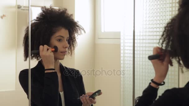 Shot de mujer joven aplicando rubor a maquillaje su cara — Vídeos de Stock