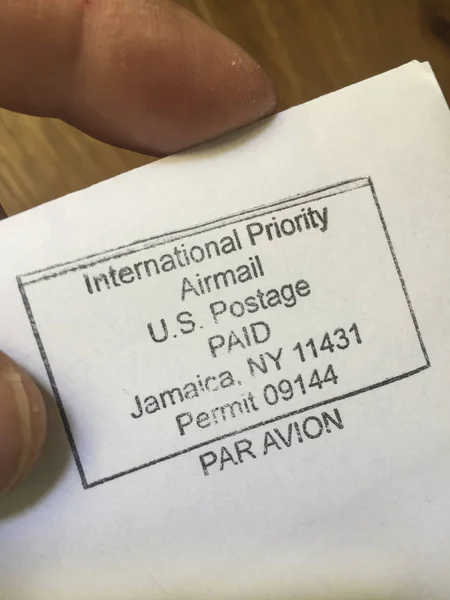 Международная приоритетная авиапочта US Postage PAID stamp on letter — стоковое фото