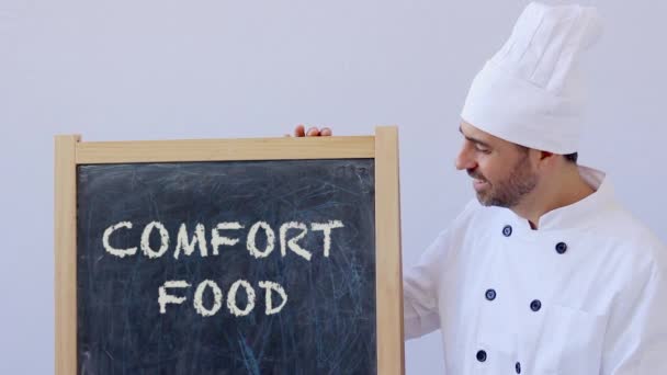 Shot Van Chef Kok Met Comfort Food Ondertekenen — Stockvideo