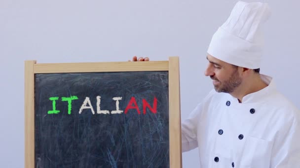 Tiro Chef Com Sinal Italian — Vídeo de Stock