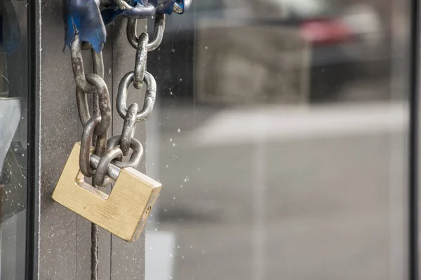 Messing hangslot en ketting op een glazen deur — Stockfoto