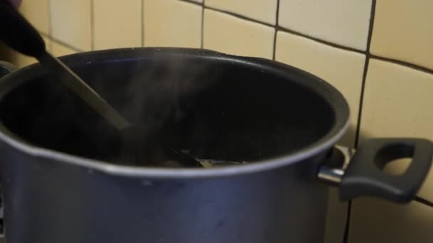 Boiling pasta in hot water — Stock Video