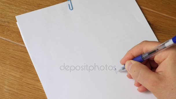 Hand met pen over het papier met kopie ruimte — Stockvideo