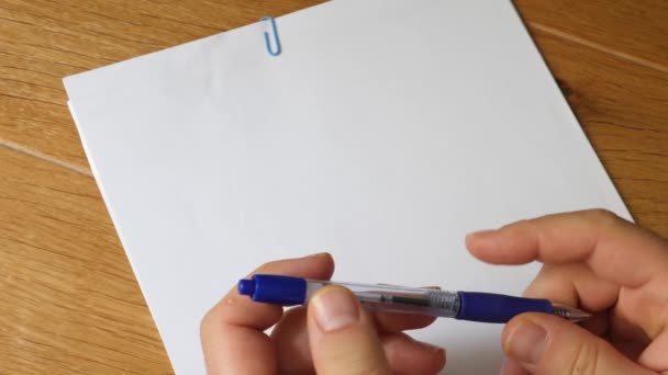 Stylo à main sur papier blanc avec espace de copie 