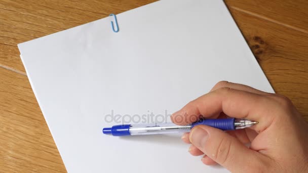 コピー スペースで空白の紙の上のペン — ストック動画