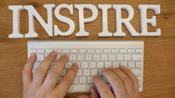 Mãos no teclado inspirado e conceito de conteúdo online motivado — Vídeo de Stock
