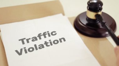 Tokmak ile yasal belgeler üzerinde yazılı trafik ihlali