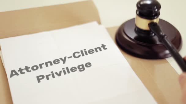 Привилегия клиента написана на юридических документах с молотком — стоковое видео
