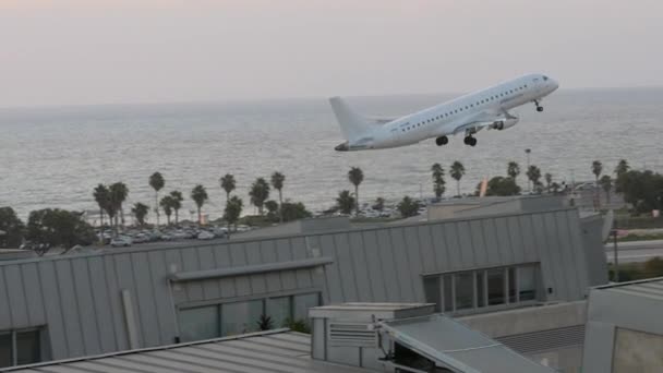 Самолет Arkia взлетает из аэропорта Тель-Авива — стоковое видео