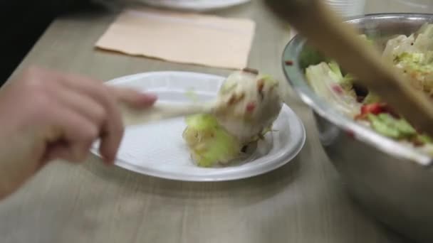 Comer con cubiertos desechables — Vídeo de stock