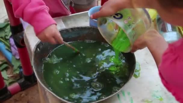 Tvůrčí činnost pro děti, kteří hrají s barvou vody — Stock video