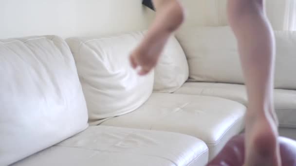 年轻的孩子跳上沙发 — 图库视频影像