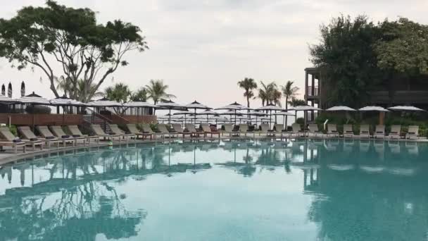 Blick aus dem Inneren des Luxus-Swimmingpools im Resort — Stockvideo