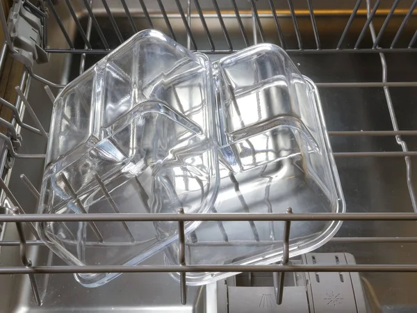 塑料容器放入洗碗机 — 图库照片
