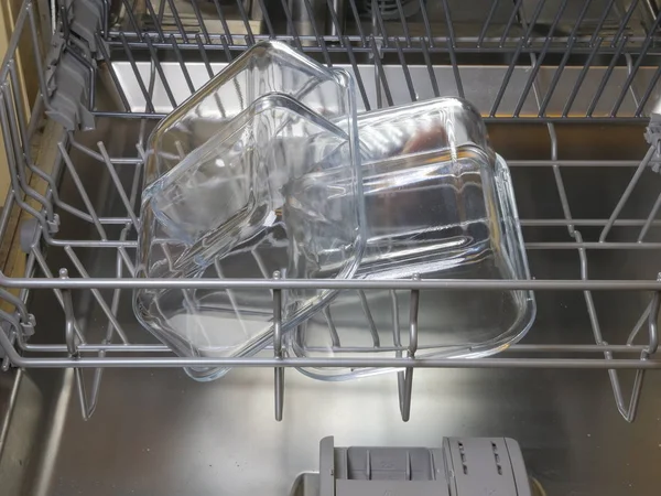 在洗碗机的塑料碗 — 图库照片