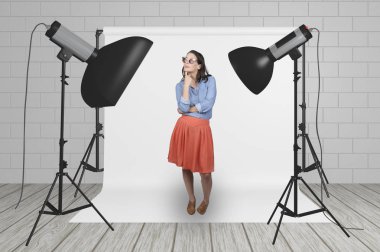 Studio flaş ışıkları ve beyaz arka plan ile model