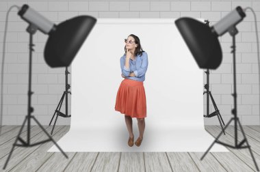 Studio flaş ışıkları ve beyaz arka plan ile model