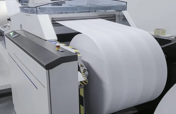 Rollo de papel grande instalado en la máquina de impresión — Foto de Stock