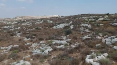 Kayalar ve yabani otlar arazi üzerinde alçak irtifa uçuş