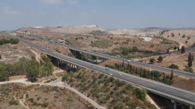 İzak Rabin karayolu üzerinde uçan