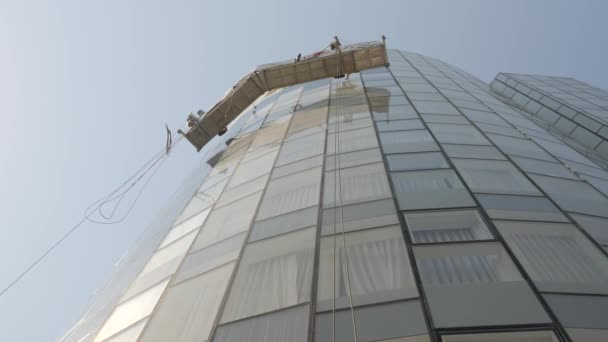 Alacsony szög kerek felhőkarcoló — Stock videók