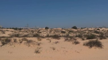 Alçak irtifa yüksekliği dunes üzerinde yavaş uçuş