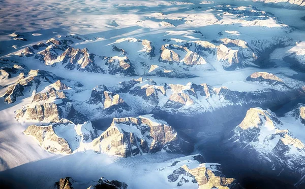 Tiro aéreo da Gronelândia com picos de neve branca — Fotografia de Stock