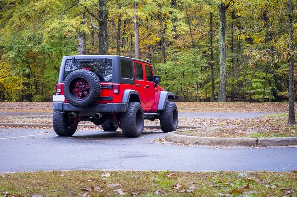 4WD all - terrain fordon parkerade i skogsmark — Stockfoto