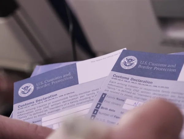 Filling up U.S. Customs Declaration Form — Stock Photo, Image