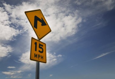 Yol kenarında üzerinde 15 mil hız sınırı mesaj
