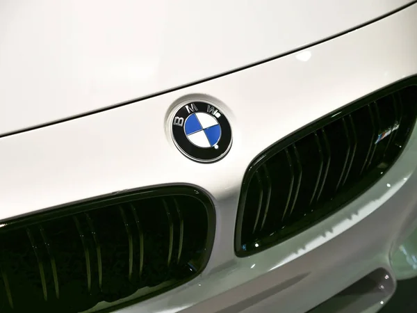 Detail van Bmw witte auto voorkant — Stockfoto