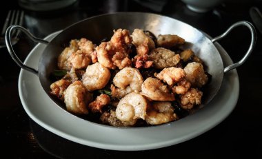 Pan pişirme ve deniz ürünü çanak hizmet