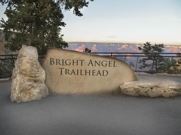 Luminoso Angelo Trail Outlook al Grand Canyon — Foto Stock