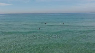 Çok sakin denizde sörf dersi