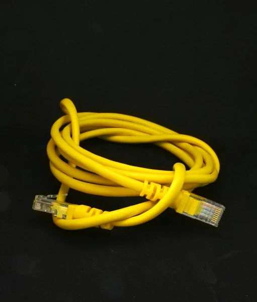 Close-up de um acesso à internet a cabo amarelo laminado — Fotografia de Stock