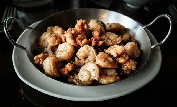 Pan pişirme ve deniz ürünü çanak hizmet